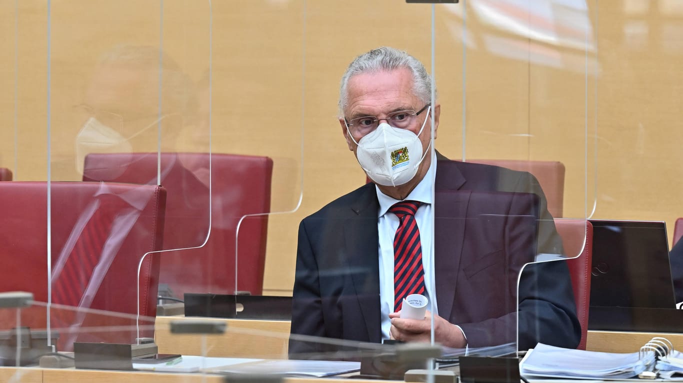 Staatsminister Joachim Herrmann (CSU) in einer Plenarsitzung des Bayerischen Landtags (Archivbild): FFP2-Maske und Plexiglasscheiben bleiben hier Pflicht.