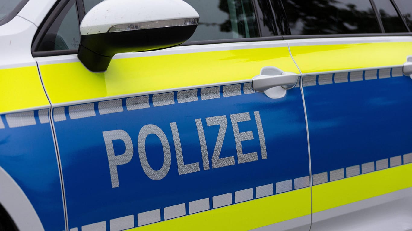 Ein Einsatzfahrzeug der Polizei (Symbolbild): In Nürnberg wird nach einem Verdächtigen mit mutmaßlicher Schusswaffe gesucht.