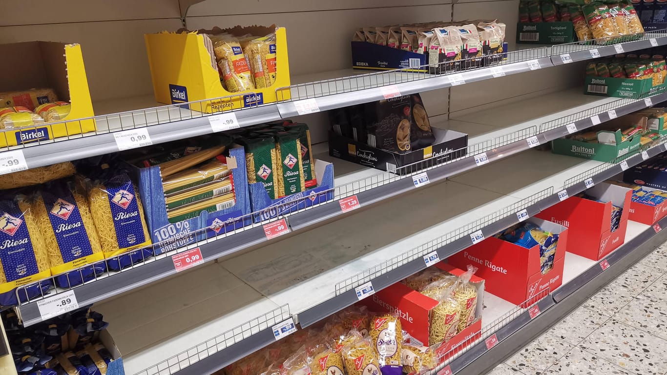 Nudelsorten im Supermarkt: Ob es wirklich zu leeren Regalen kommt, ist noch offen. (Symbolbild)