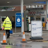 Eine geschlossene Tankstelle in Manchester: Im Vereinigten Königreich sitzen derzeit viele Tankstellen auf dem Trockenen. Hintergrund ist ein Mangel an Lastwagenfahrern.