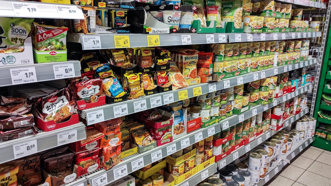 Fertiggerichte und Konserven im Regal (Symbolbild): Auch im Supermarkt enden viele Produkte im Abfall statt beim Kunden. Deutlich mehr gefährdete Lebensmittel gibt es allerdings bei den Herstellern.