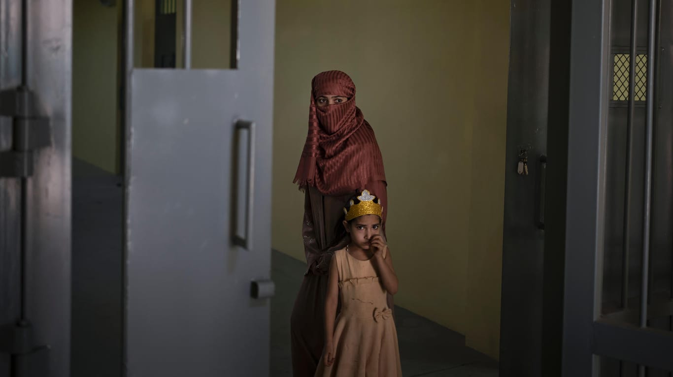 Frau mit Tochter in Afghanistan: Die Städte fordern Bund und Länder dazu auf, ein unbürokratisches Aufnahmeverfahren für schutzbedürftige Menschen einzurichten (Symbolbild).