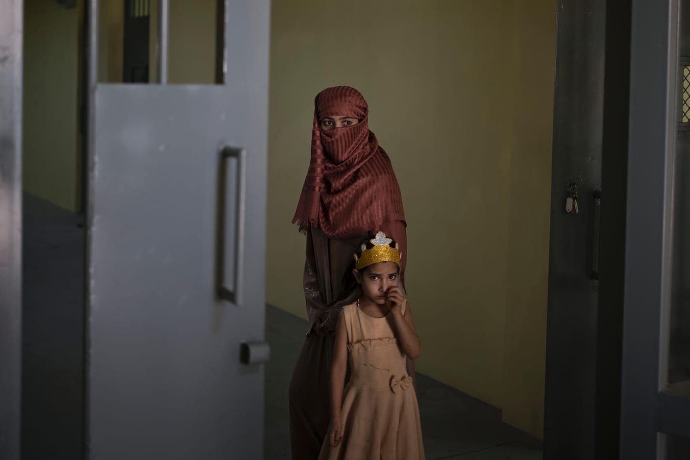 Frau mit Tochter in Afghanistan: Die Städte fordern Bund und Länder dazu auf, ein unbürokratisches Aufnahmeverfahren für schutzbedürftige Menschen einzurichten (Symbolbild).