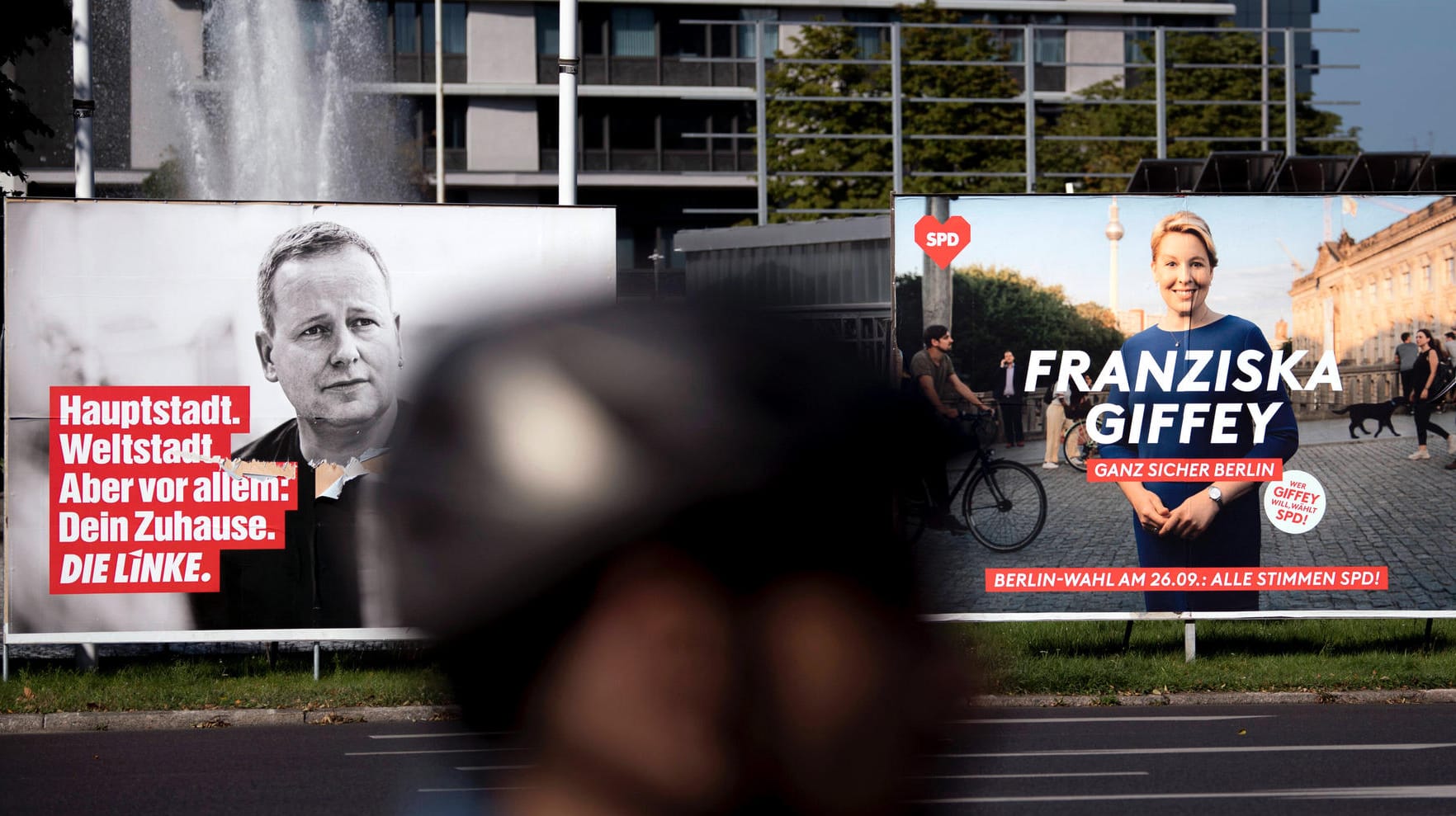 Plakate des Linken-Politikern Klaus Lederer (li.) und von Franziska Giffey (SPD) hängen in Berlin (Archivbild): In Berlin ist nun klar, wer ins Abgeordnetenhaus einzieht.