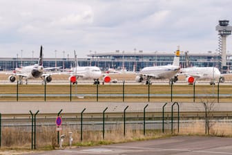 Flugzeuge parken im März 2021 auf dem Rollfeld des BER: Der Flughafenverband ADV rechnet weiterhin mit schwierigen Zeiten.