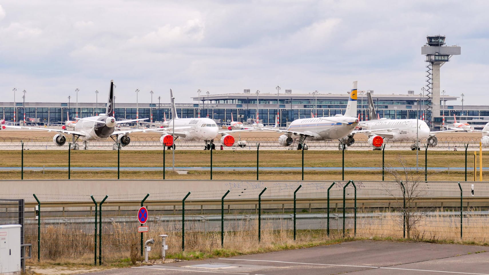 Flugzeuge parken im März 2021 auf dem Rollfeld des BER: Der Flughafenverband ADV rechnet weiterhin mit schwierigen Zeiten.