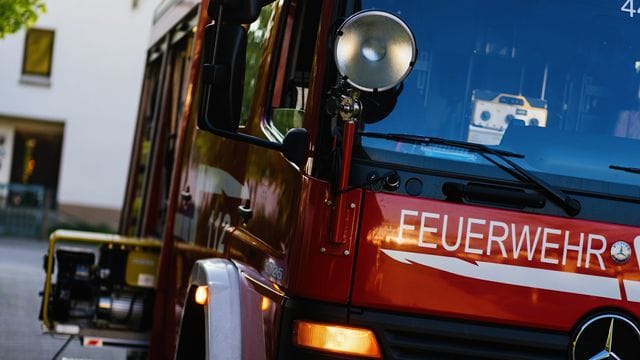Ein Einsatzfahrzeug der Feuerwehr steht auf einem Gelände Ein Einsatzfahrzeug der Feuerwehr steht auf einem Gelände