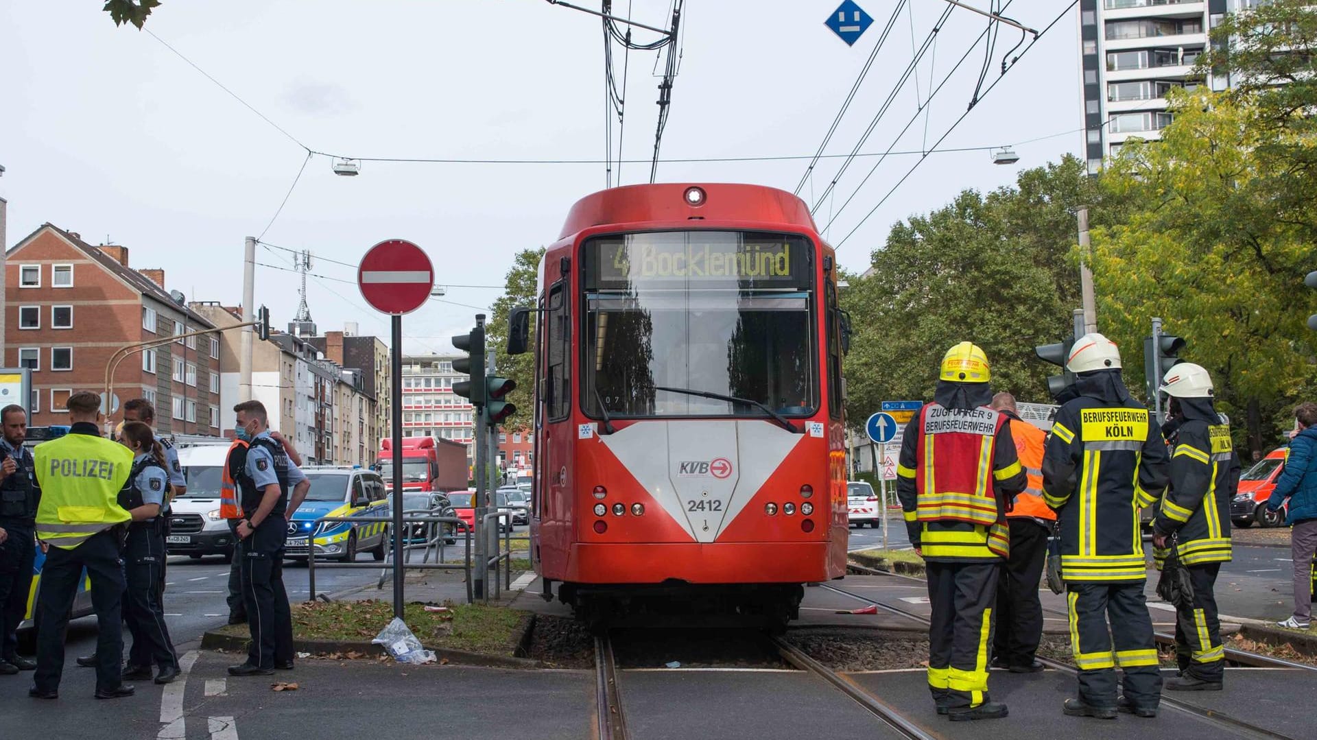 Einsatzkräfte stehen um eine Straßenbahn: In Köln ist ein Mann von einer KVB-Bahn erfasst worden.