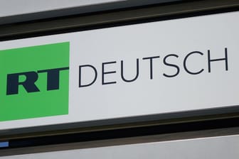 Schild von RT Deutsch (Symbolbild): Der TV-Sender wird vom russischen Staat finanziert.