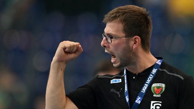 Berlins Trainer Jaron Siewert jubelt an der Seitenlinie