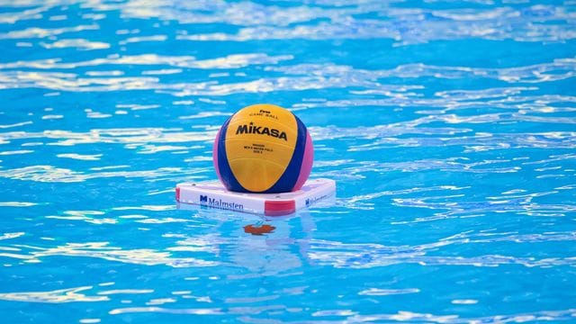 Der Ball liegt vor Beginn des Spiels im Wasser