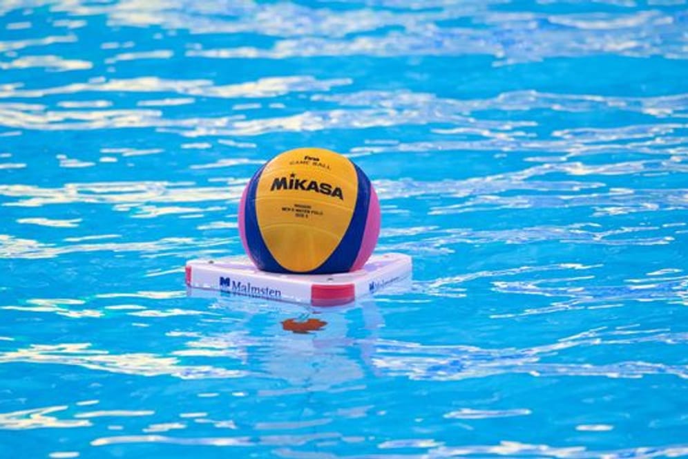 Der Ball liegt vor Beginn des Spiels im Wasser
