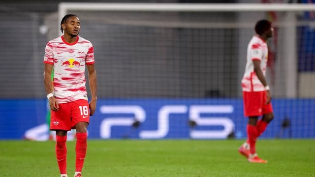 Leipzigs Christopher Nkunku geht enttäuscht über den Platz Leipzigs Christopher Nkunku geht enttäuscht über den Platz