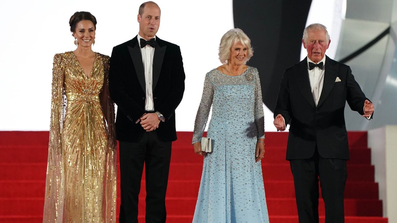 Prinz William, seine Ehefrau Kate, Camilla und ihr Ehemann, der britische Prinz Charles, ließen es sich nicht nehmen und kamen zur Premiere des Films.