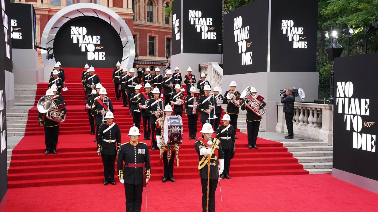 Die Royal Marines Band spielt auf dem roten Teppich vor der Weltpremiere des neuen Bond-Films in der Royal Albert Hall.