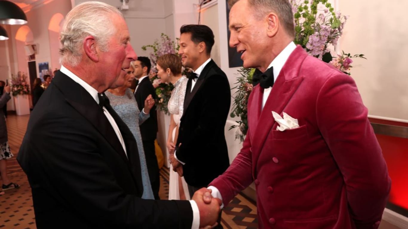 Prince Charles mit Bond-Hauptdarsteller Daniel Craig bei der Weltpremiere von "No Time To Die" gestern in der Royal Albert Hall in London.