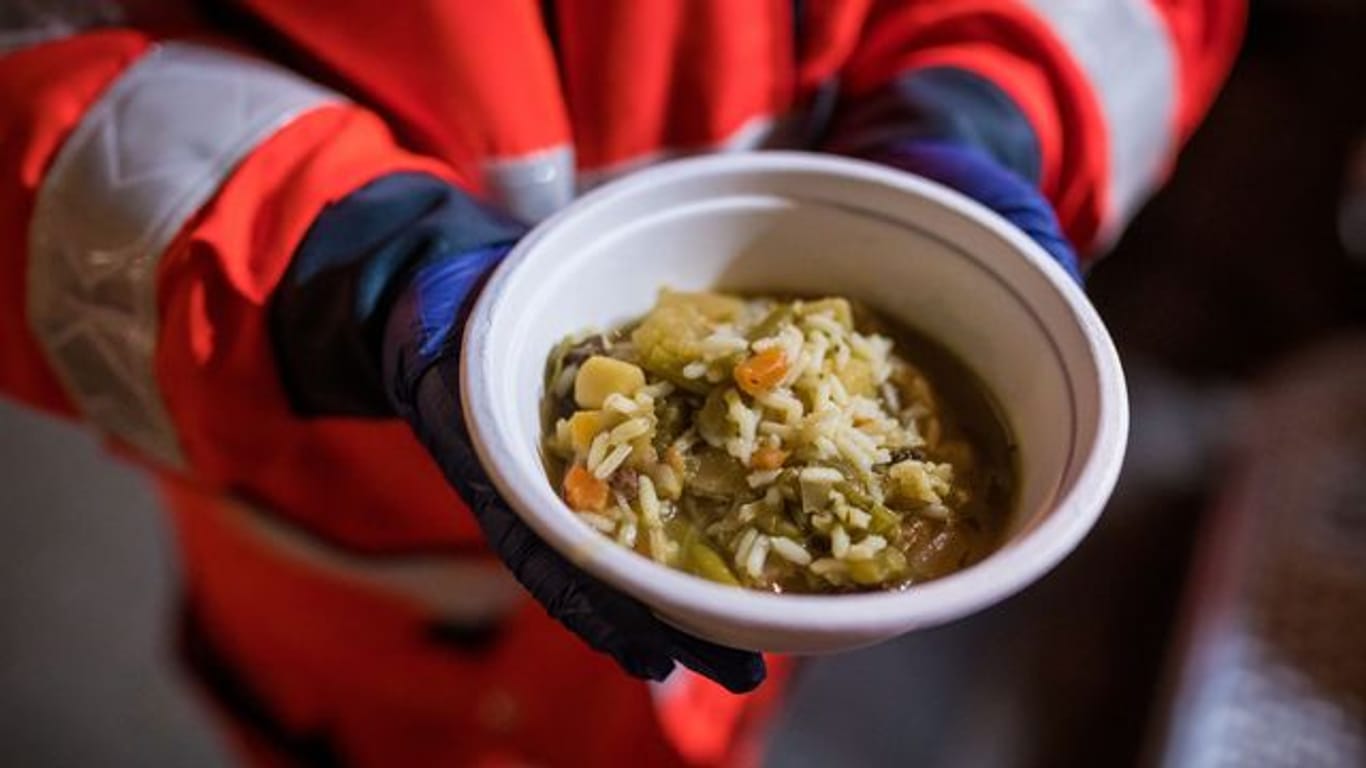 Ehrenamtlich Essen austeilen - wer sich für andere engagiert, sollte sich selber nicht vergessen und für den richtigen Versicherungsschutz sorgen.