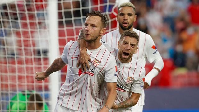 Einer von vier ehemaligen Bundesliga-Profis in Reihen des FC Sevilla: Ivan Rakitic (l). Einer von vier ehemaligen Bundesliga-Profis in Reihen des FC Sevilla: Ivan Rakitic (l).
