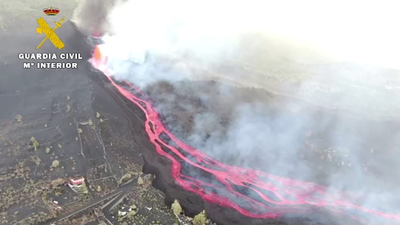 Glühende Ströme: Luftaufnahmen zeigen, wie die Lava auf La Palma Richtung Meer fließt.