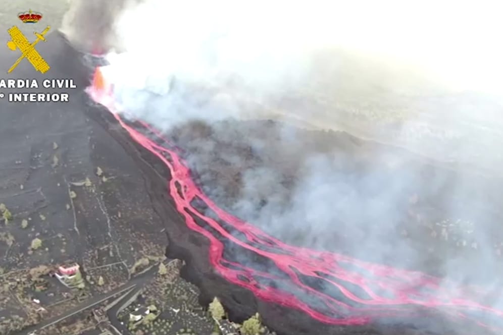 Glühende Ströme: Luftaufnahmen zeigen, wie die Lava auf La Palma Richtung Meer fließt.