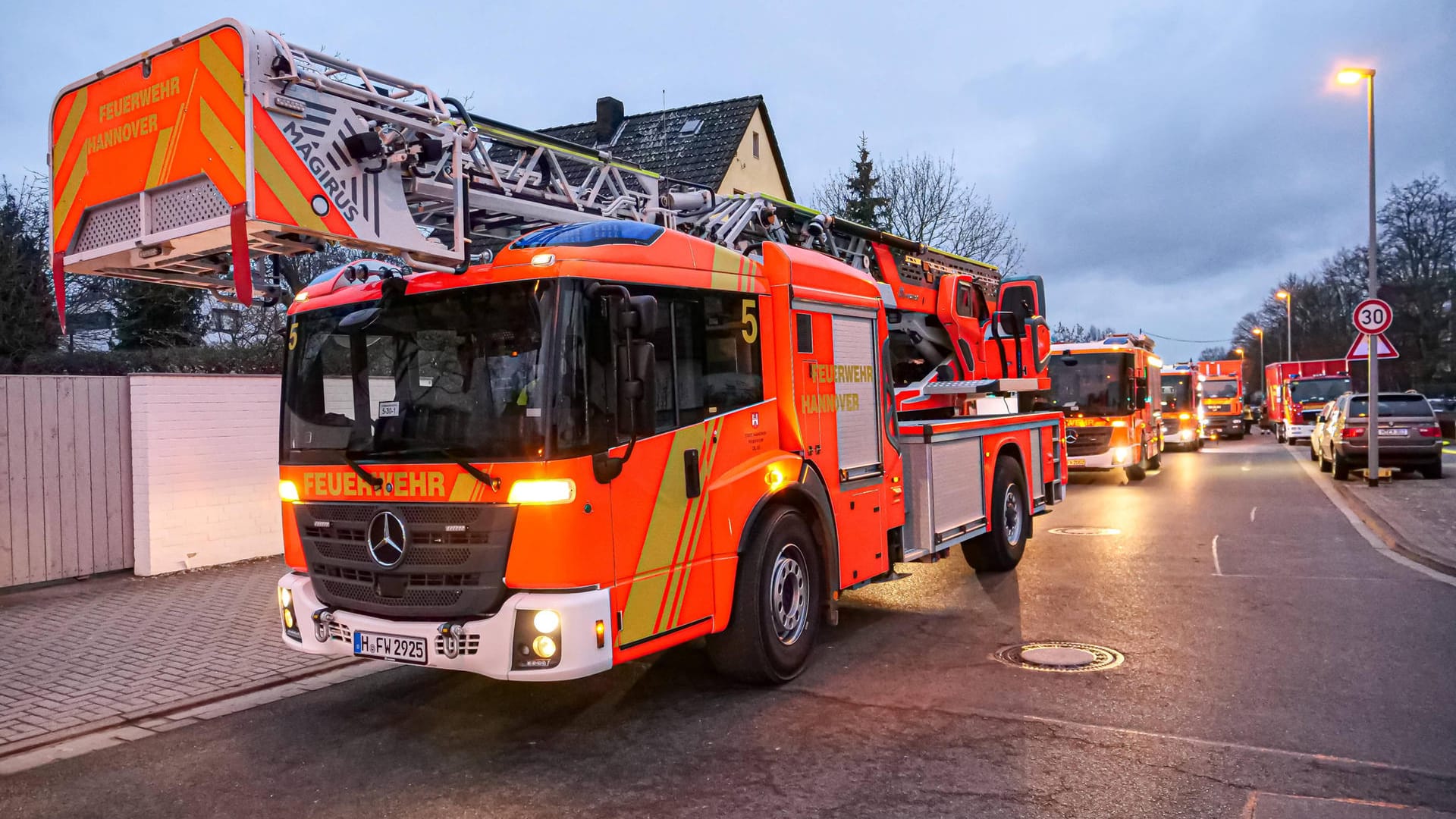 Ein Zug der Feuerwehr Hannover im Einsatz (Symbolbild): In Lehrte mussten die Kräfte unter Explosionsgefahr einen komplizierten Einsatz meistern, um einen toten Mann zu bergen.