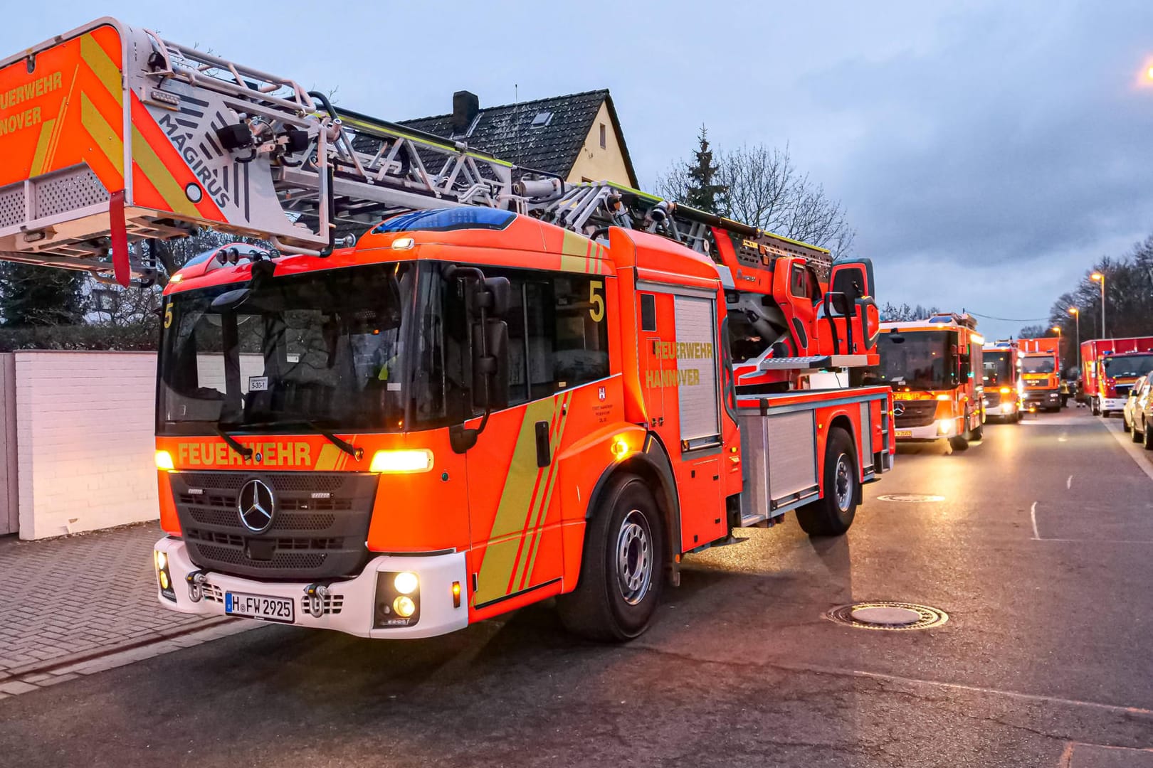 Ein Zug der Feuerwehr Hannover im Einsatz (Symbolbild): In Lehrte mussten die Kräfte unter Explosionsgefahr einen komplizierten Einsatz meistern, um einen toten Mann zu bergen.