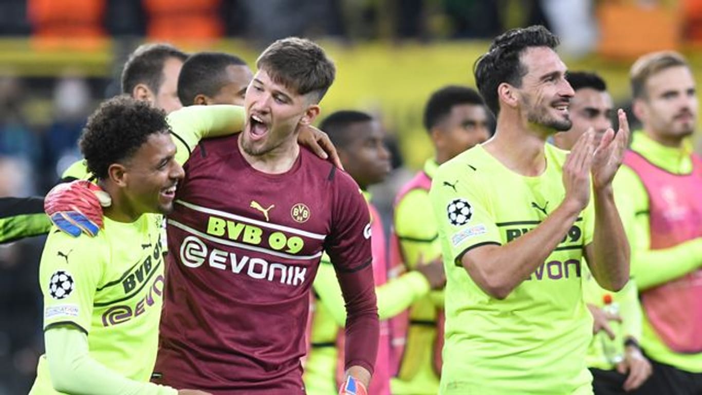 Die Dortmunder um Matchwinner Donyell Malen (l) feiern den Heimsieg.