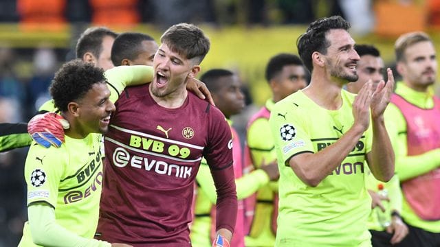 Die Dortmunder um Matchwinner Donyell Malen (l) feiern den Heimsieg. Die Dortmunder um Matchwinner Donyell Malen (l) feiern den Heimsieg.