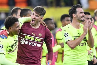 Die Dortmunder um Matchwinner Donyell Malen (l) feiern den Heimsieg.