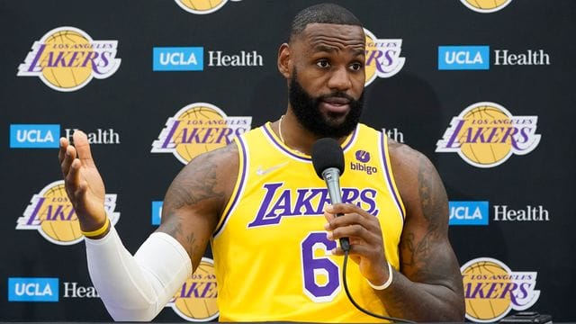 LeBron James hat sich nun doch gegen das Coronavirus impfen lassen.