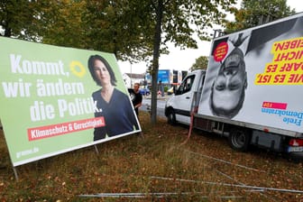 Wahlplakate der Grünen und der FDP werden abgeräumt: Die Parteien haben ihre Vorsondierungen für eine mögliche Koalition bereits aufgenommen.