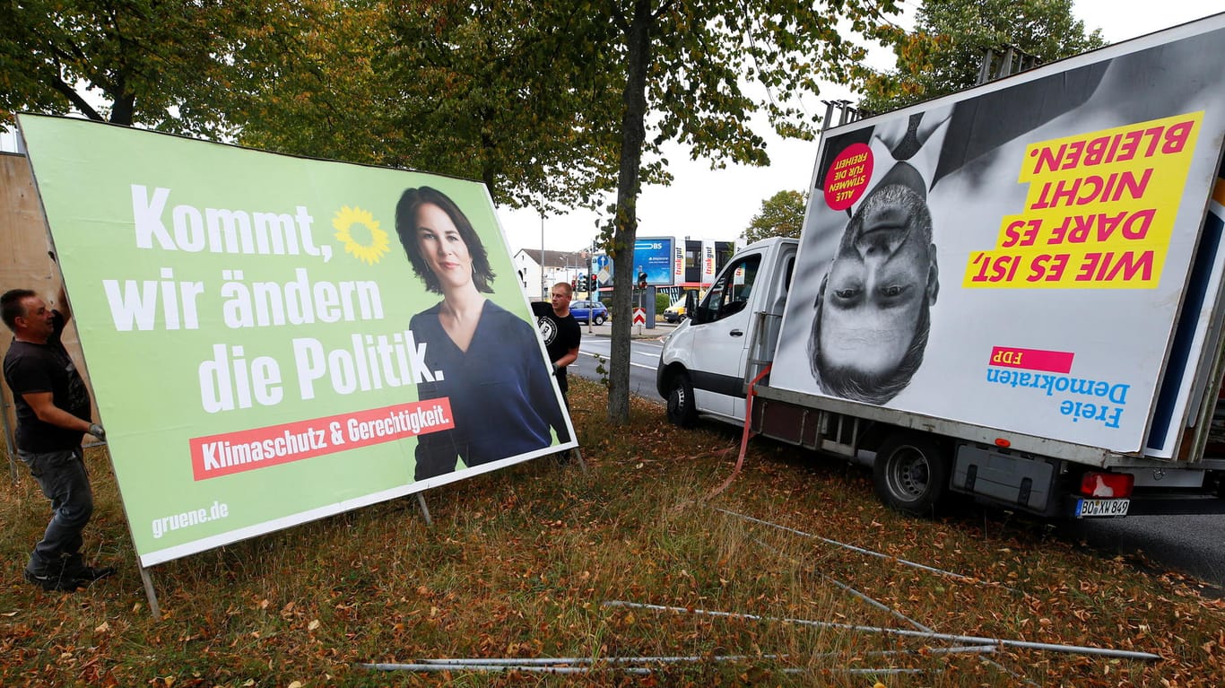 Wahlplakate der Grünen und der FDP werden abgeräumt: Die Parteien haben ihre Vorsondierungen für eine mögliche Koalition bereits aufgenommen.
