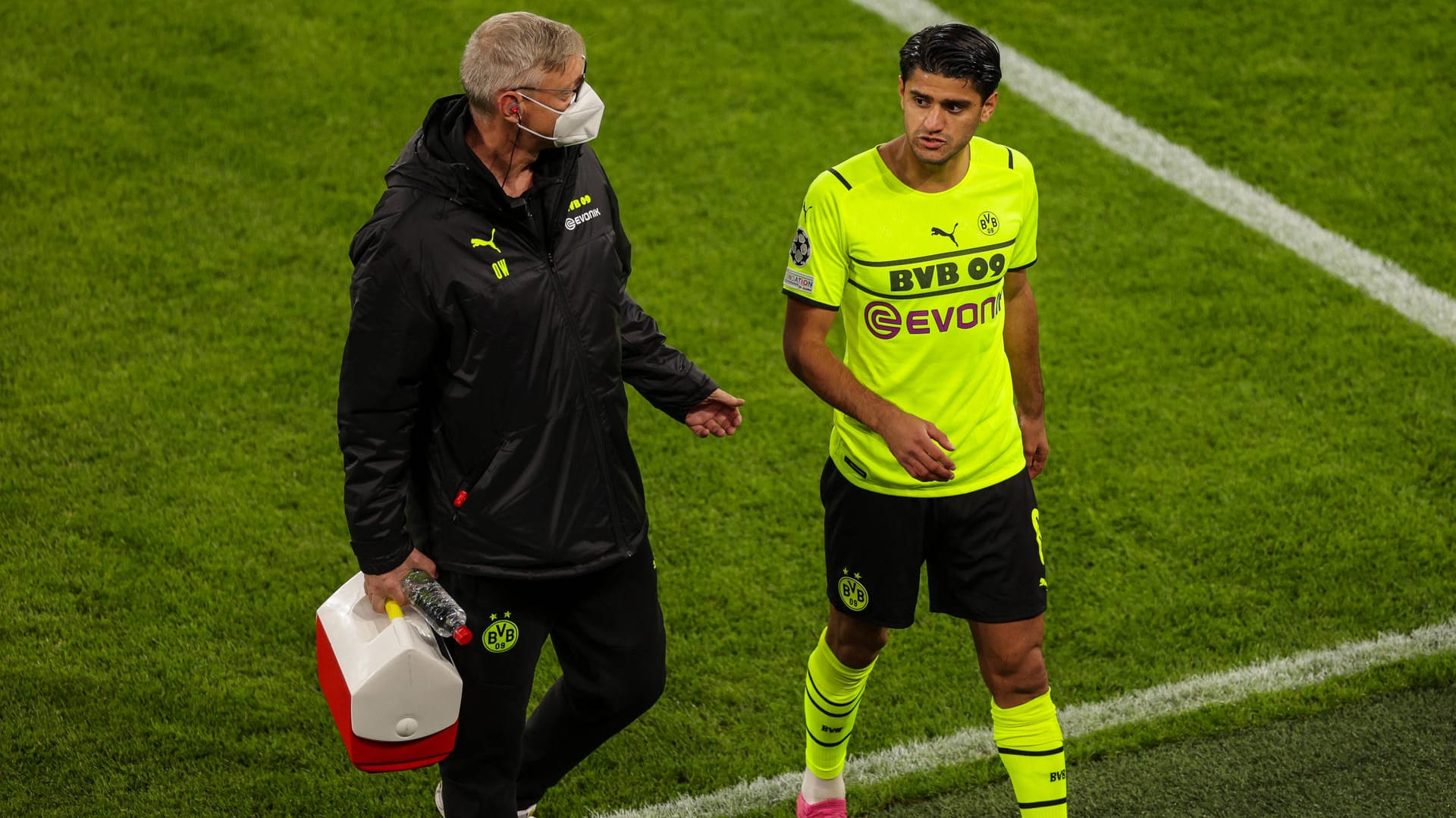 Bitterer Abgang: BVB-Mittelfeldmann Mahmoud Dahoud (r.) geht in Begleitung von Physiotherapeut Olaf Wehmer nach nur drei Minuten verletzt vom Platz. Bitterer Abgang: BVB-Mittelfeldmann Mahmoud Dahoud (r.) geht in Begleitung von Physiotherapeut Olaf Wehmer nach nur drei Minuten verletzt vom Platz.