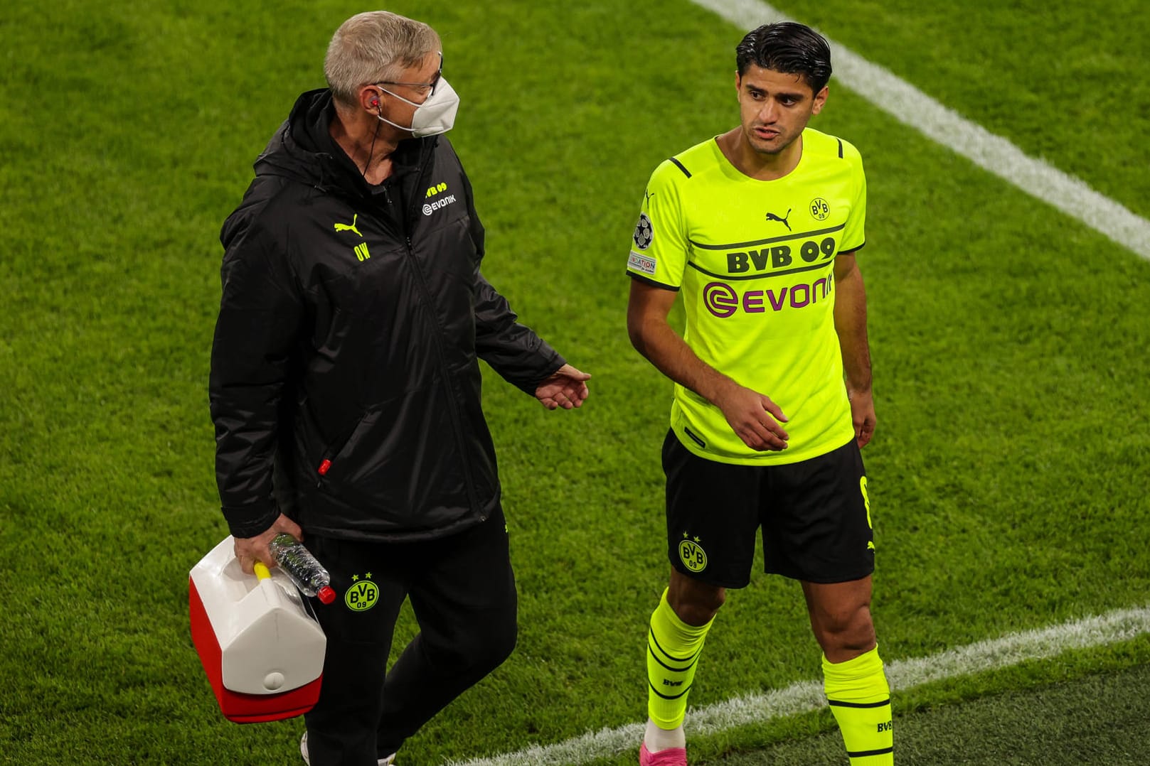 Bitterer Abgang: BVB-Mittelfeldmann Mahmoud Dahoud (r.) geht in Begleitung von Physiotherapeut Olaf Wehmer nach nur drei Minuten verletzt vom Platz.