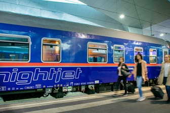 Reisende laufen an einem "Nightjet"-Zug vorbei (Archivbild): Der Zug benötigt für die Strecke von Wien über München nach Paris 14 Stunden.