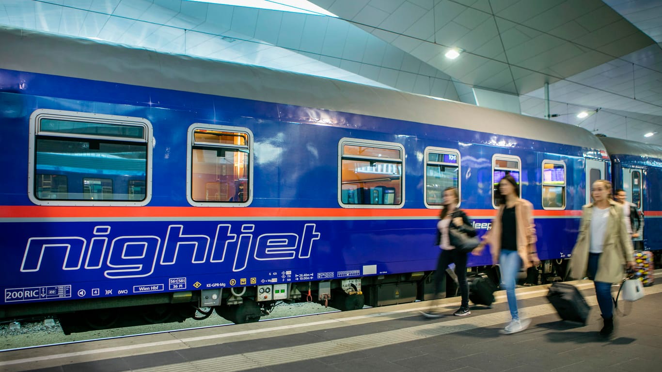Reisende laufen an einem "Nightjet"-Zug vorbei (Archivbild): Der Zug benötigt für die Strecke von Wien über München nach Paris 14 Stunden.