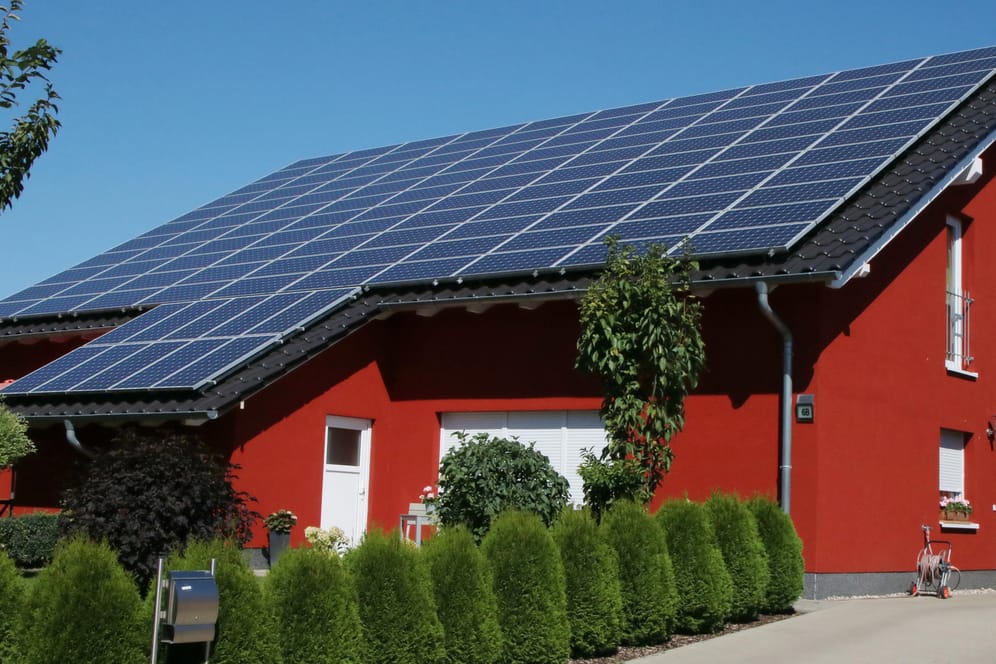 Wer eine kleine Photovoltaikanlage hat, kann beim Finanzamt eine Vereinfachungsregel nutzen.