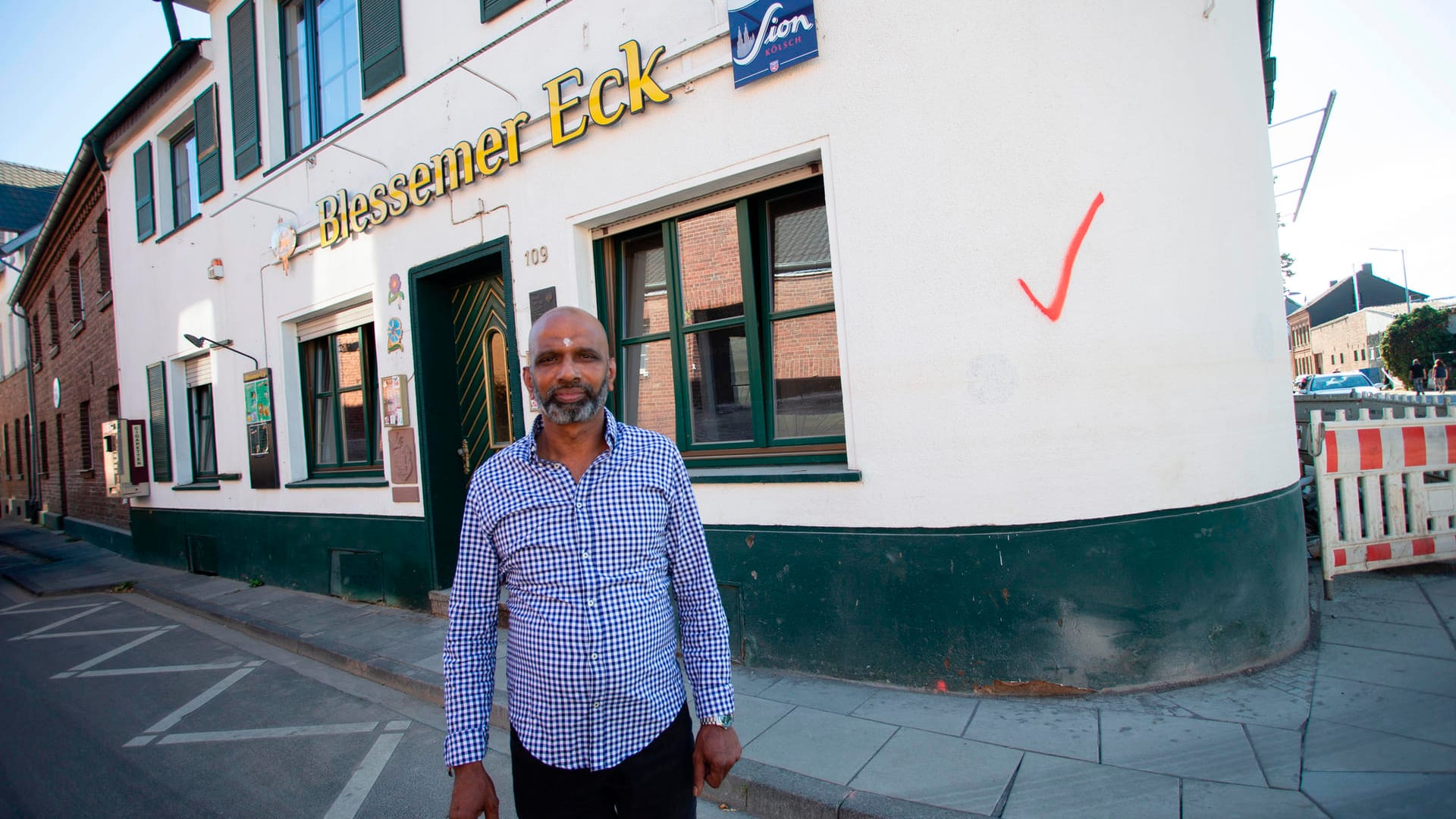 Subramanium Kaleendrarajah vor dem "Blessemer Eck": Von einer Wiedereröffnung ist das Restaurant weit entfernt.