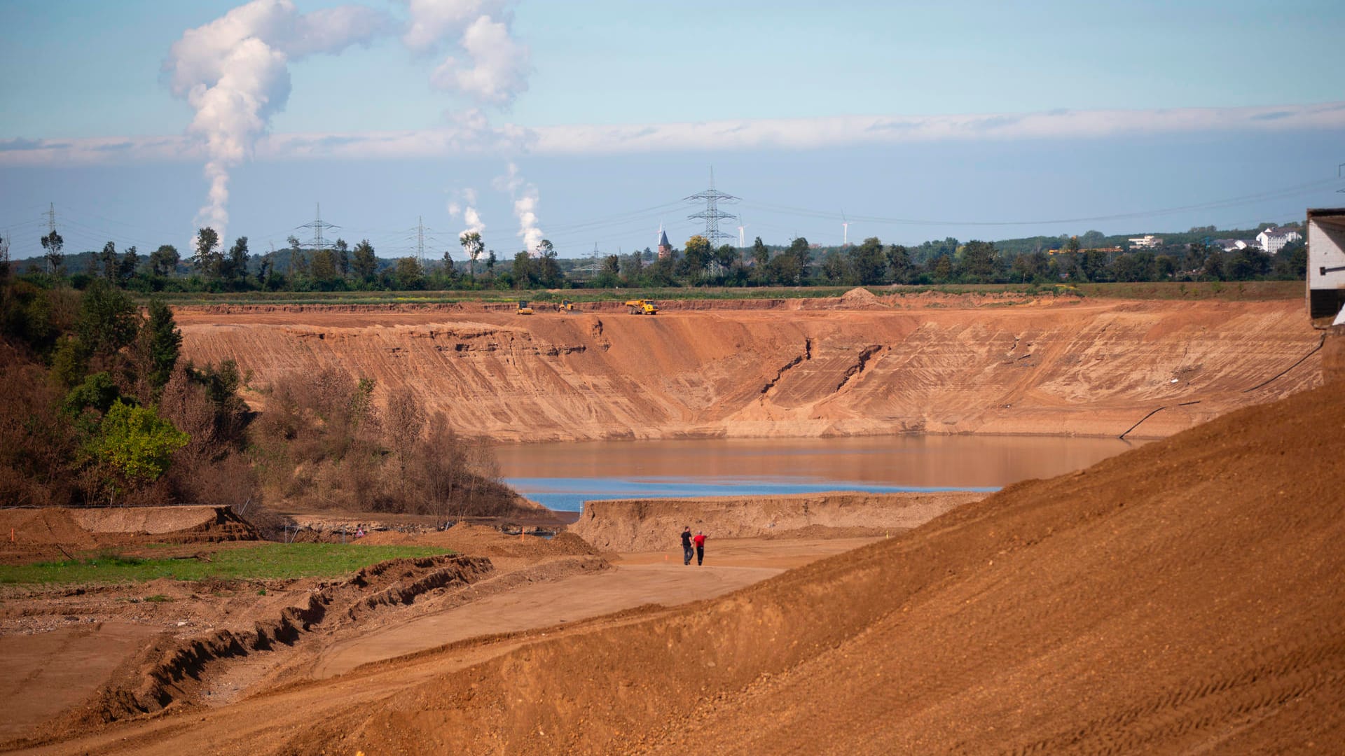 Blick auf die Kiesgrube: Mit den Wassermassen weitete sie sich in ein riesiges Loch aus.