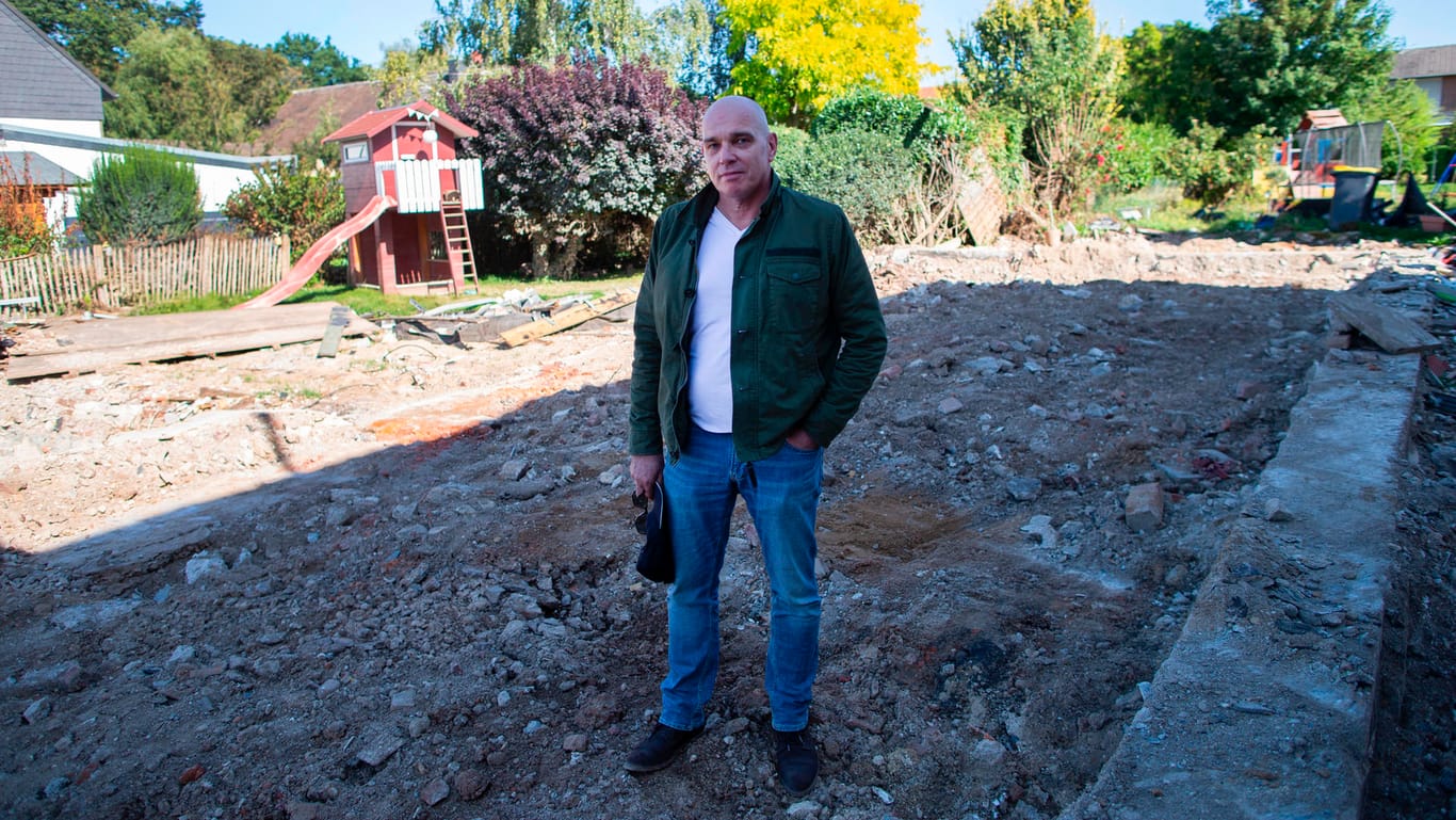 Hillebrandt auf seinem Grundstück nach dem Abriss seines Hauses: Nur noch die Grundmauern sind geblieben.