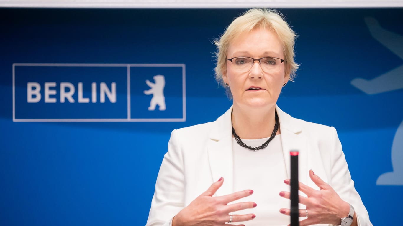 Petra Michaelis, Berliner Landeswahlleiterin, spricht bei einer Pressekonferenz zur Berlin-Wahl: In einem Interview mit dem rbb hat sie Schuld von sich gewiesen.