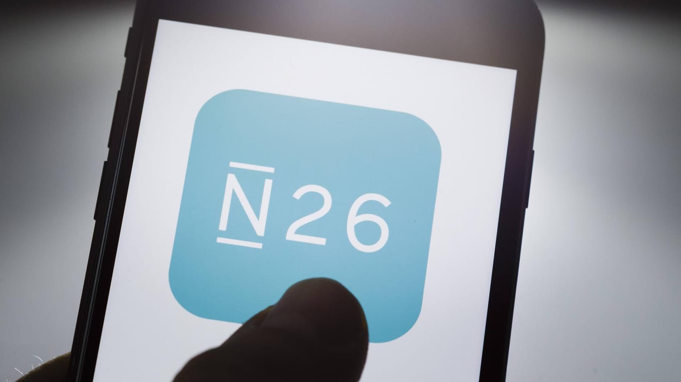 Banking mit einem Fingerdruck (Symbolbild): Das verspricht die Smartphone-Bank N26, doch es gibt auch Kritikpunkte an der Neo-Bank.
