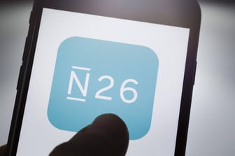 Banking mit einem Fingerdruck (Symbolbild): Das verspricht die Smartphone-Bank N26, doch es gibt auch Kritikpunkte an der Neo-Bank.