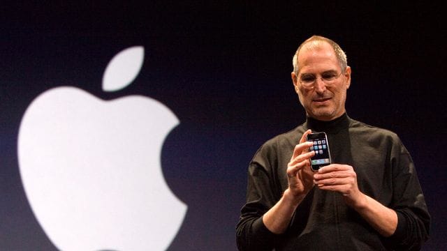 Steve Jobs, Mitbegründer von Apple, stellt das iPhone in San Francisco, USA, vor.