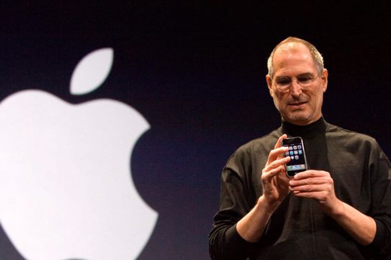 Steve Jobs, Mitbegründer von Apple, stellt das iPhone in San Francisco, USA, vor.