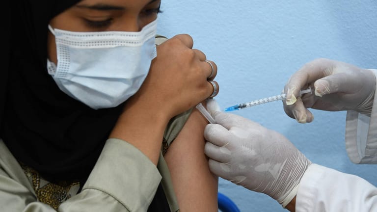 Frau erhält Impfung: Die WHO verzeichnet vor allem in ärmeren Ländern eine zu geringe Impfquote.