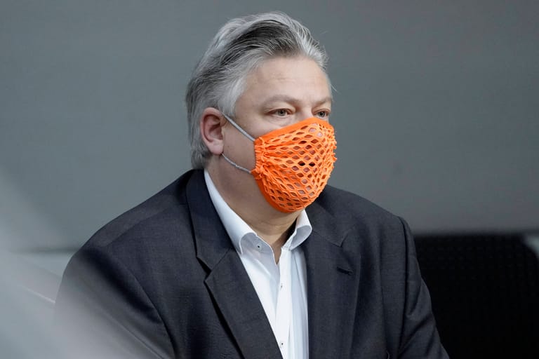 Thomas Seitz: Der 53-Jährige trat im November mit löchriger Corona-Maske ans Rednerpult.