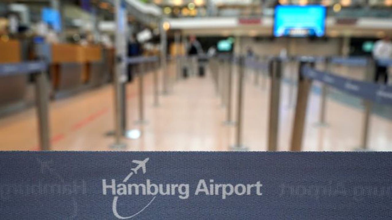 Ein Trennband an Schaltern des Hamburg Airport (Symbolbild): Auch 2021 wird sich der Flughafen zahlenmäßig nicht von der Pandemie erholt haben.