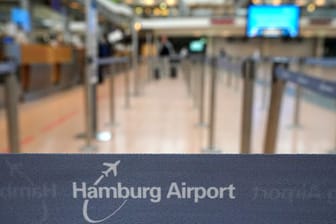 Ein Trennband an Schaltern des Hamburg Airport (Symbolbild): Auch 2021 wird sich der Flughafen zahlenmäßig nicht von der Pandemie erholt haben.