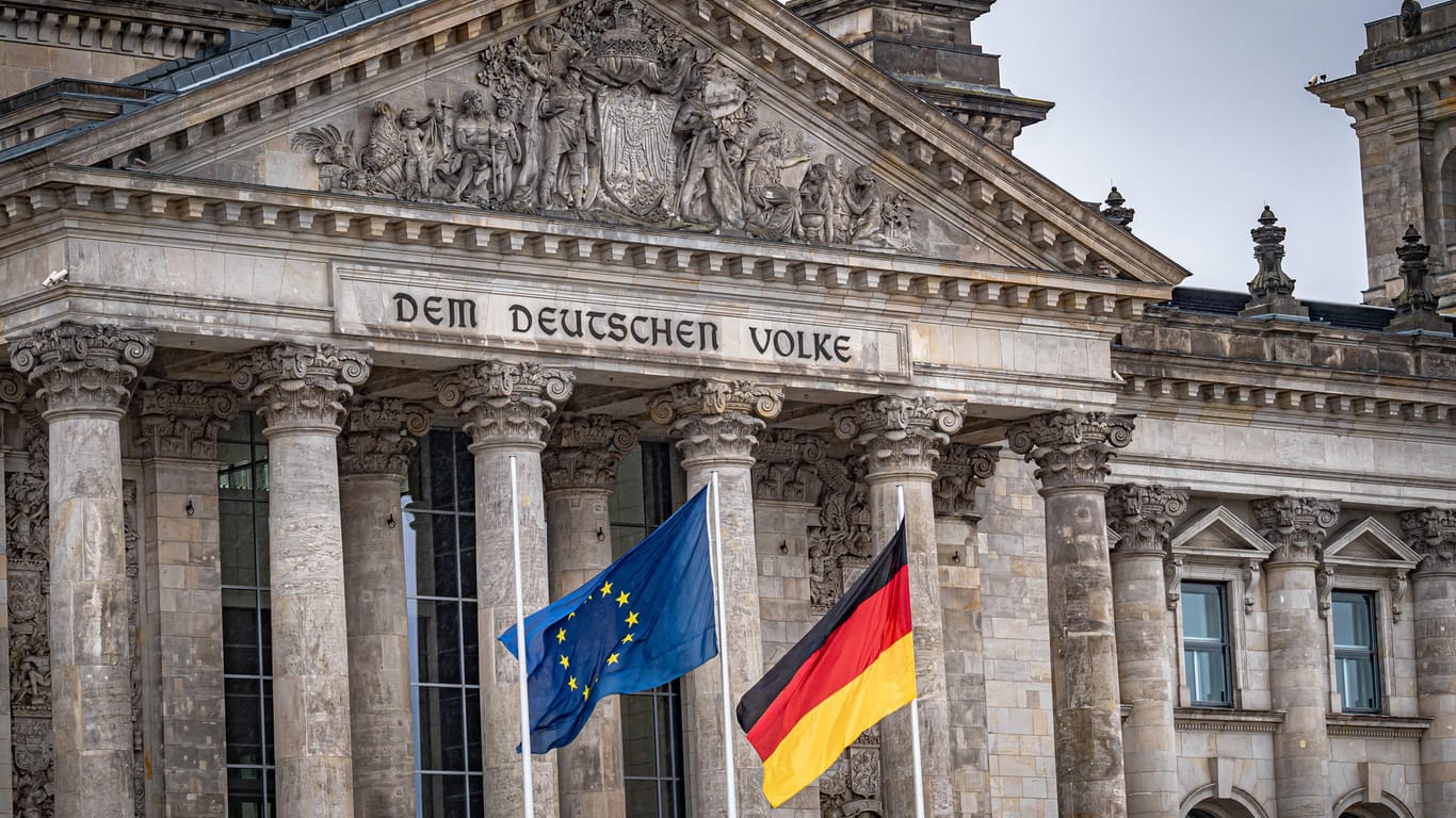 Der Reichstag in Berlin: Deutschland hat sich Anfang 2021 hoch verschuldet.